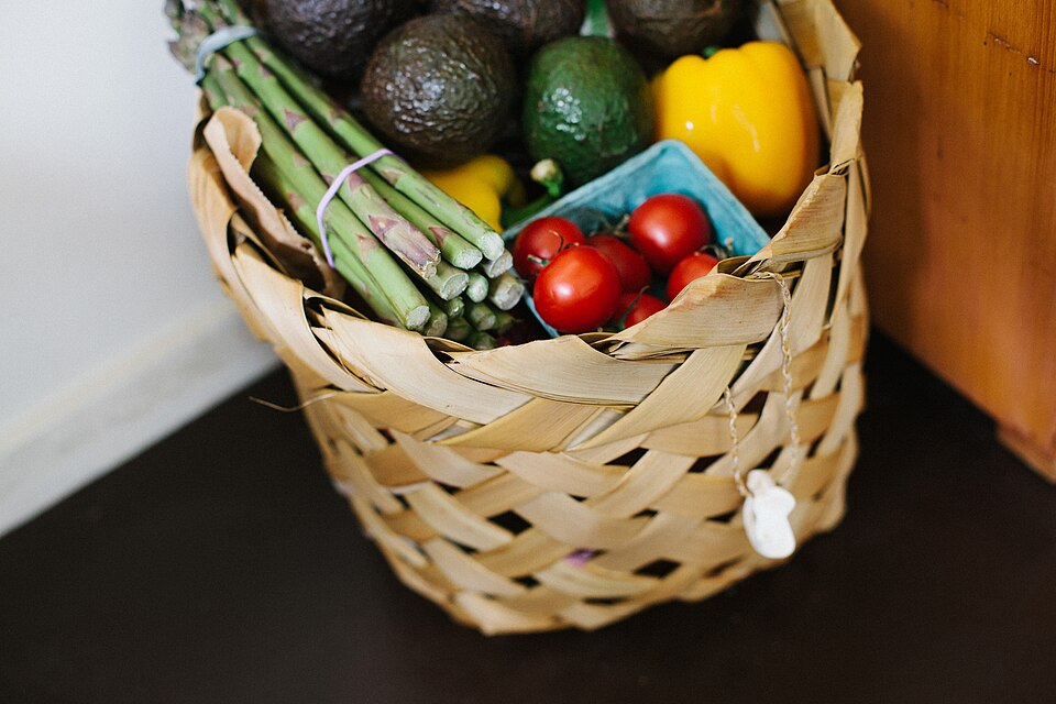 Cesta com produtos frescos separados