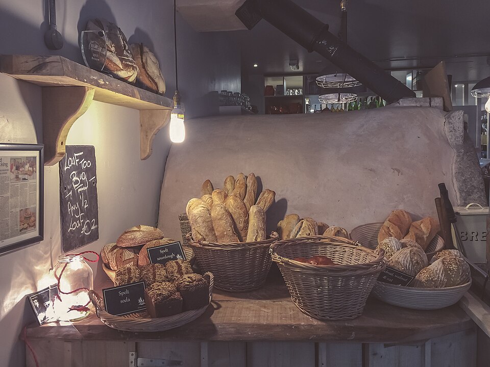 Cestos de pão fresco na prateleira da padaria